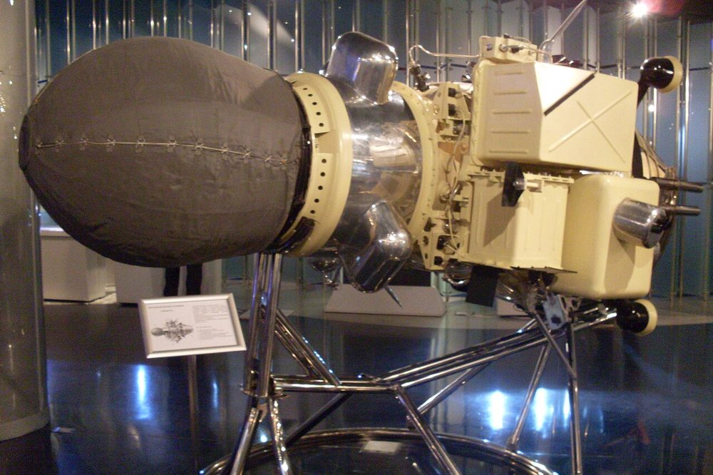 Museum model on a chrome stand: grey ovoid bag joined to a cream instrument section
